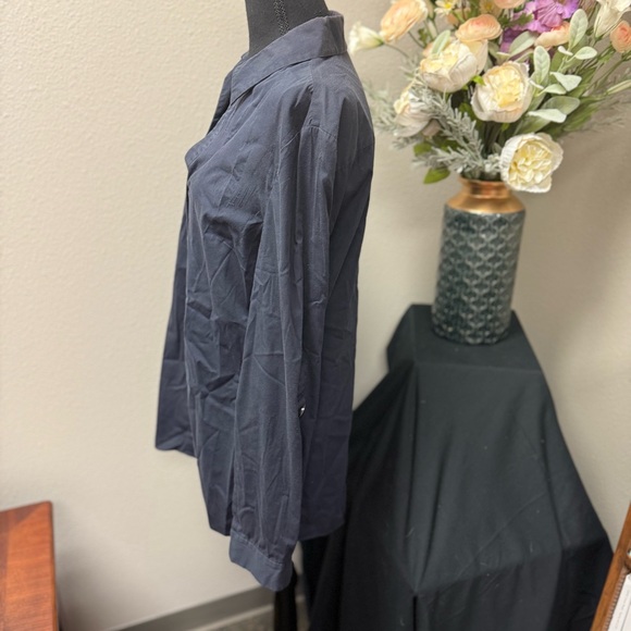 2/$20 Tahari Black Button-Down Shirt Size Small – Classic Workwear Essential - Picture 3 of 8
